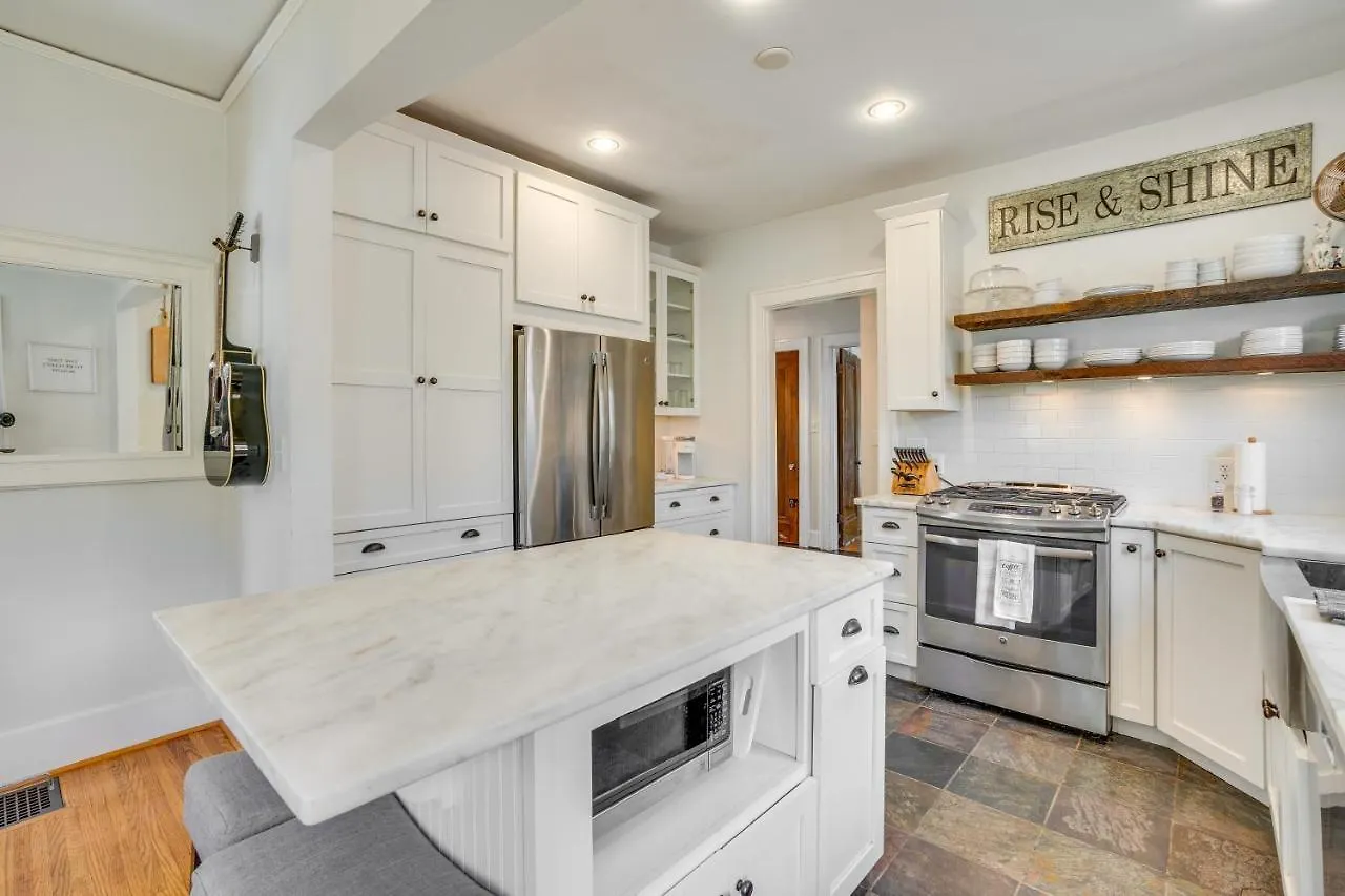 Charming Louisville Retreat With Patio And Fireplace!