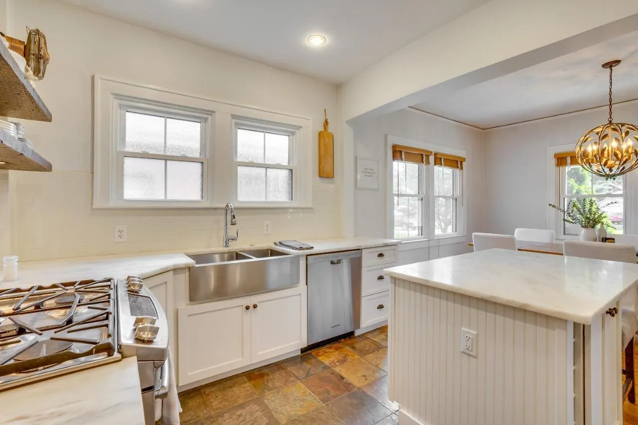 Charming Louisville Retreat With Patio And Fireplace! Holiday home