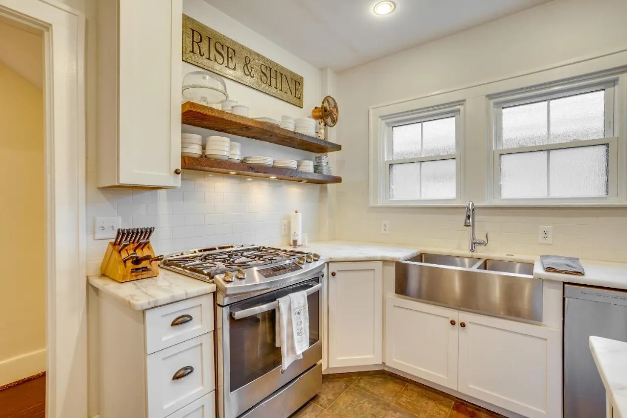 Charming Louisville Retreat With Patio And Fireplace! Holiday home