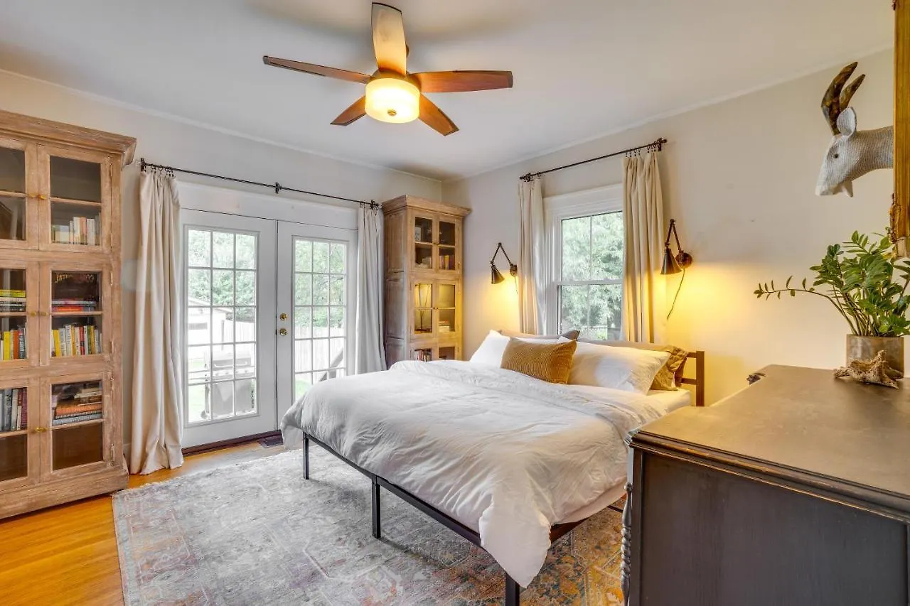 Charming Louisville Retreat With Patio And Fireplace!