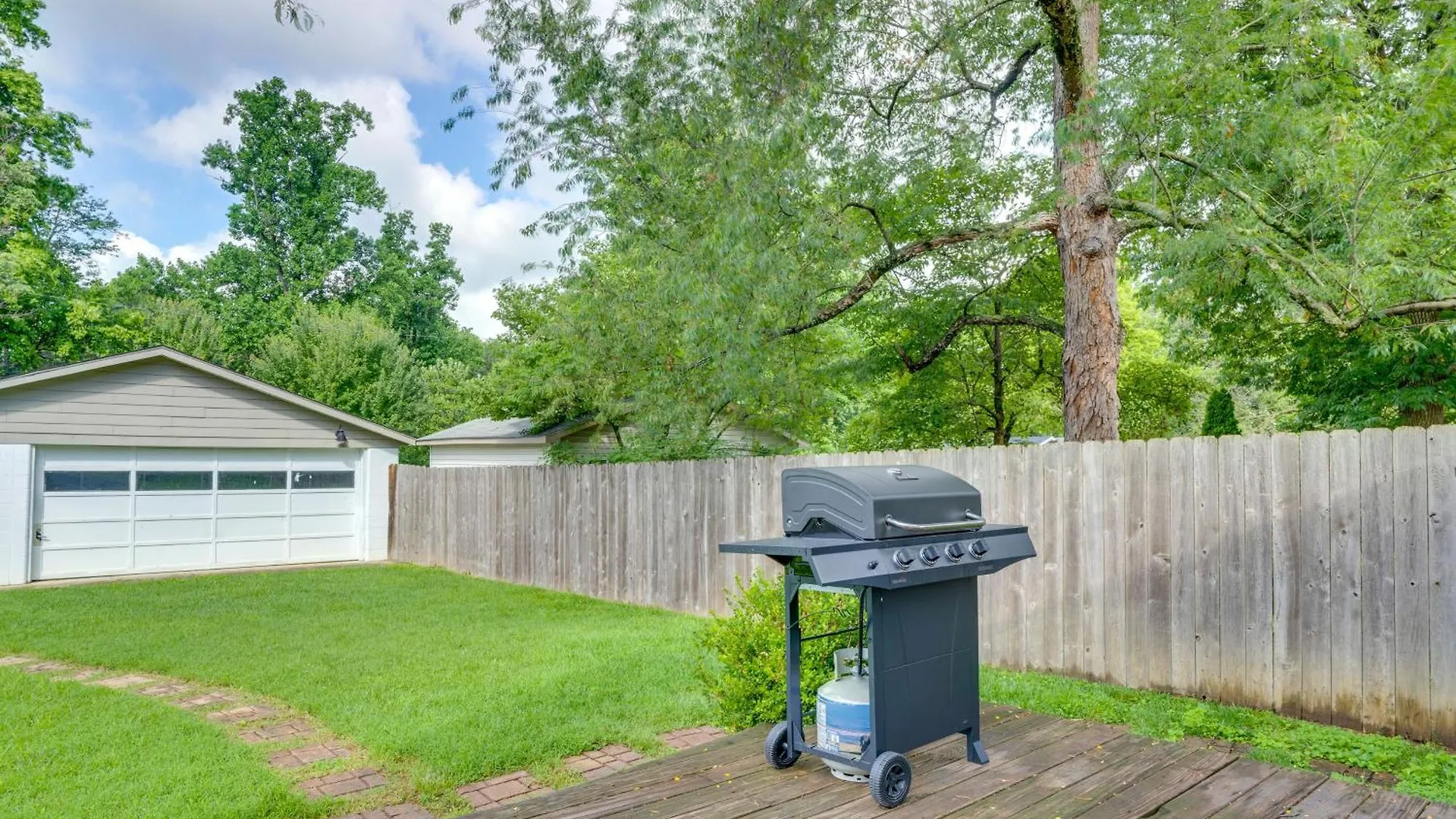 Charming Louisville Retreat With Patio And Fireplace! 0*,