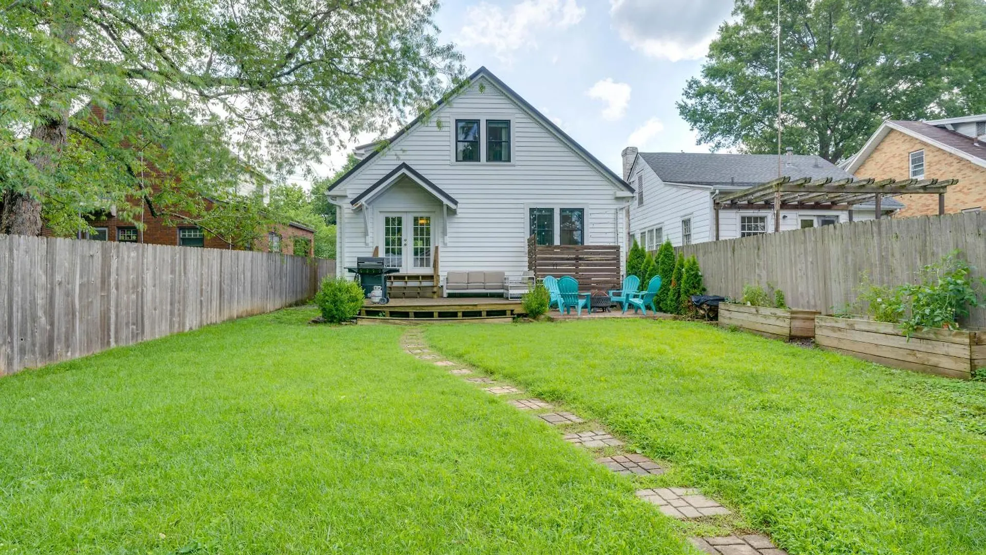 Charming Louisville Retreat With Patio And Fireplace! Holiday home